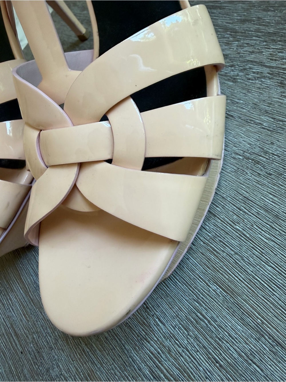 Saint Laurent Blush Patent Leather T-Strap Knot Sandals - Picture 4 of 12